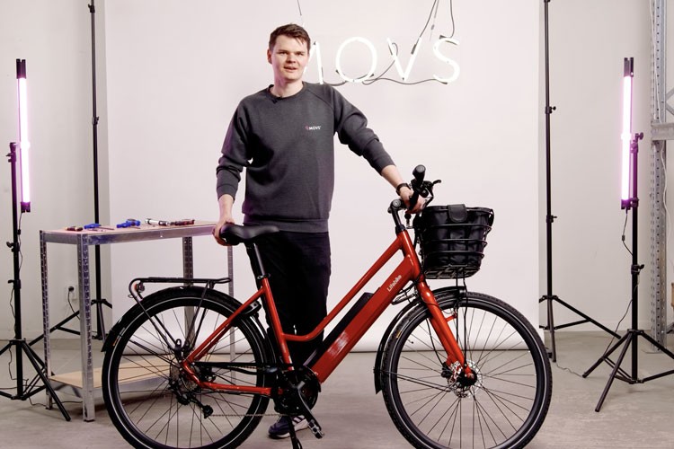 Ung glad man som precis monterat en röd cykel